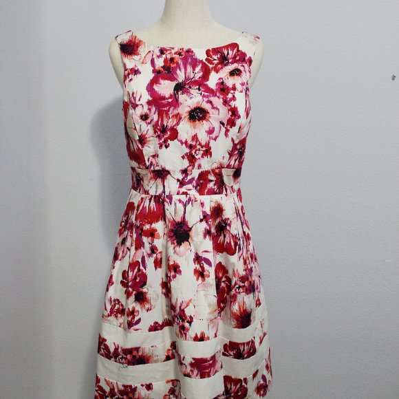 White House Black Market Dresses & Skirts - White House Black Market Floral Print V Back Flounce Skirt Dress Size 8